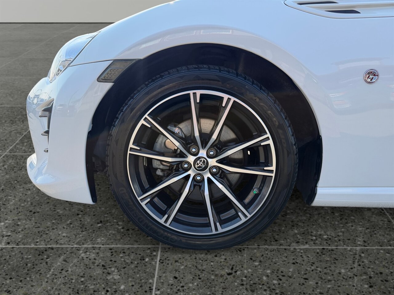 2017 Toyota 86 Base in White — thumbnail 15 of 24