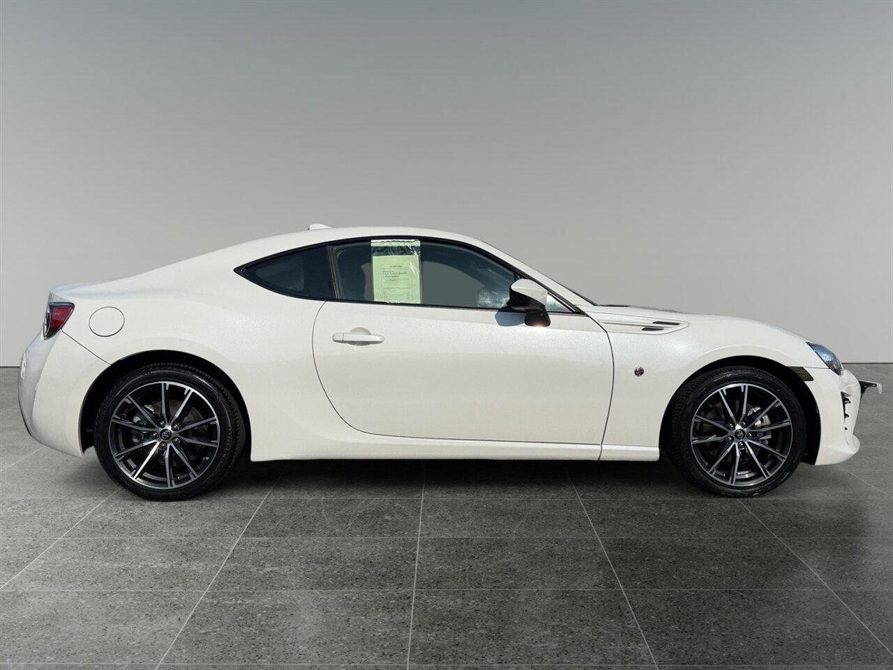 2017 Toyota 86 Base in White — thumbnail 7 of 24