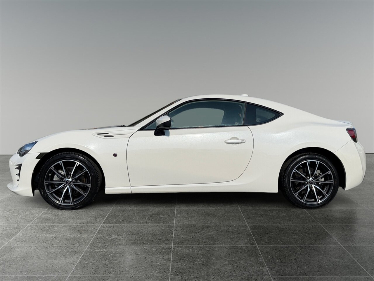 2017 Toyota 86 Base in White — photo 2 of 24