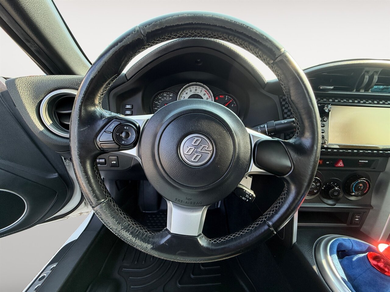2017 Toyota 86 Base in White — thumbnail 13 of 24