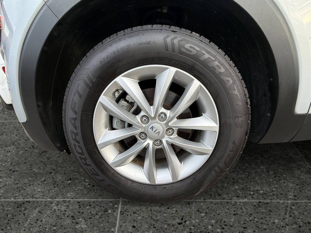 2018 Kia Sorento L in Silver — thumbnail 15 of 24