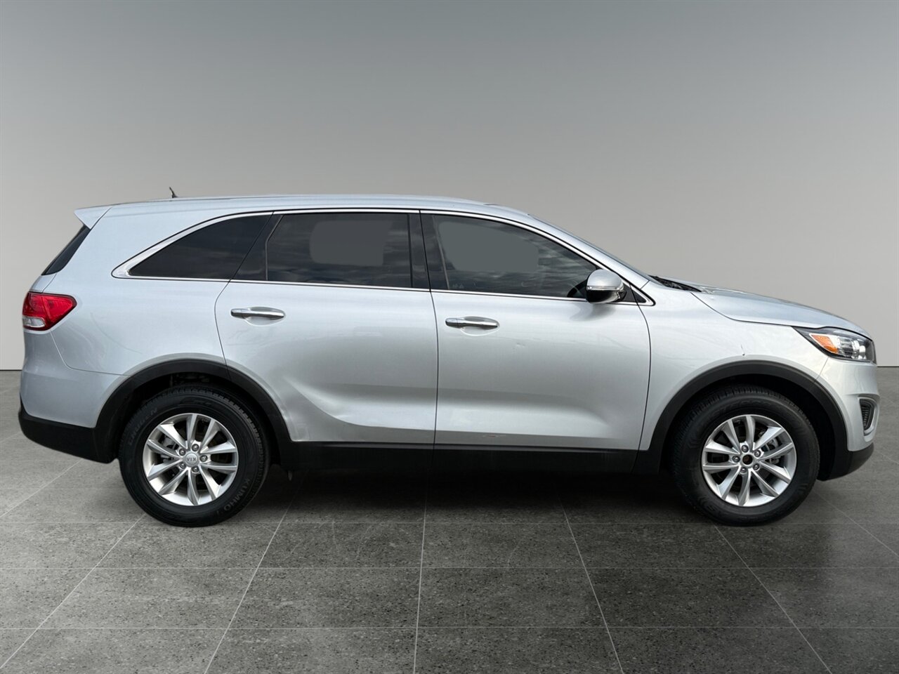 2018 Kia Sorento L in Silver — thumbnail 7 of 24
