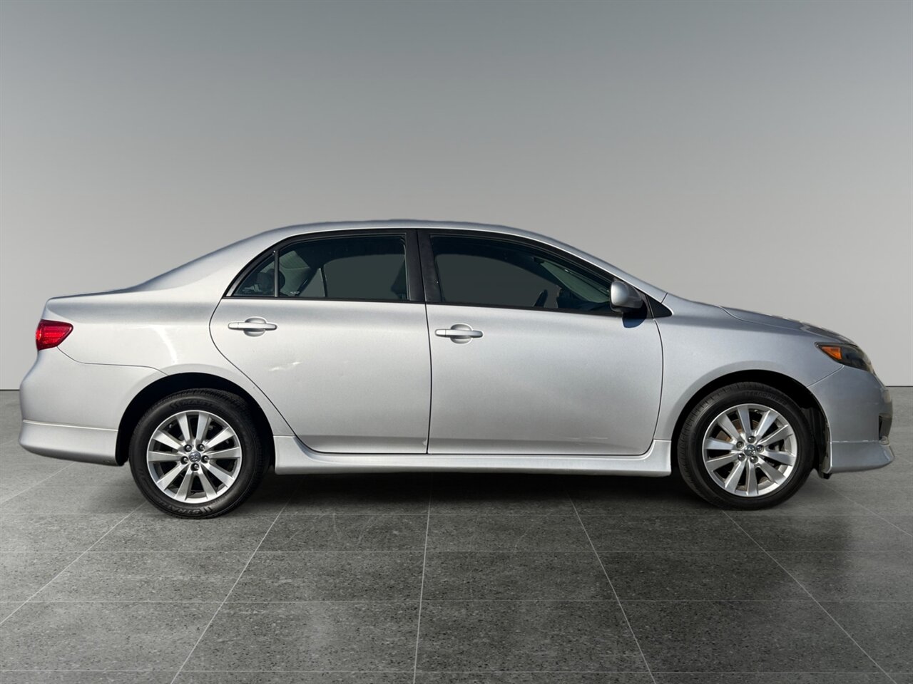 2009 Toyota Corolla LE in Silver — thumbnail 7 of 21