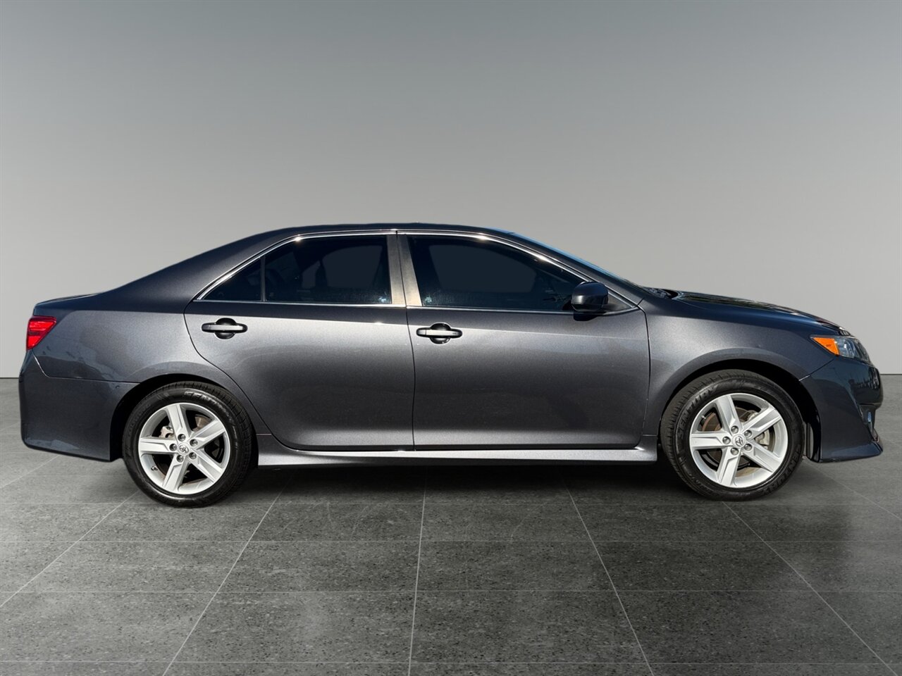2012 Toyota Camry SE in Gray — thumbnail 7 of 23