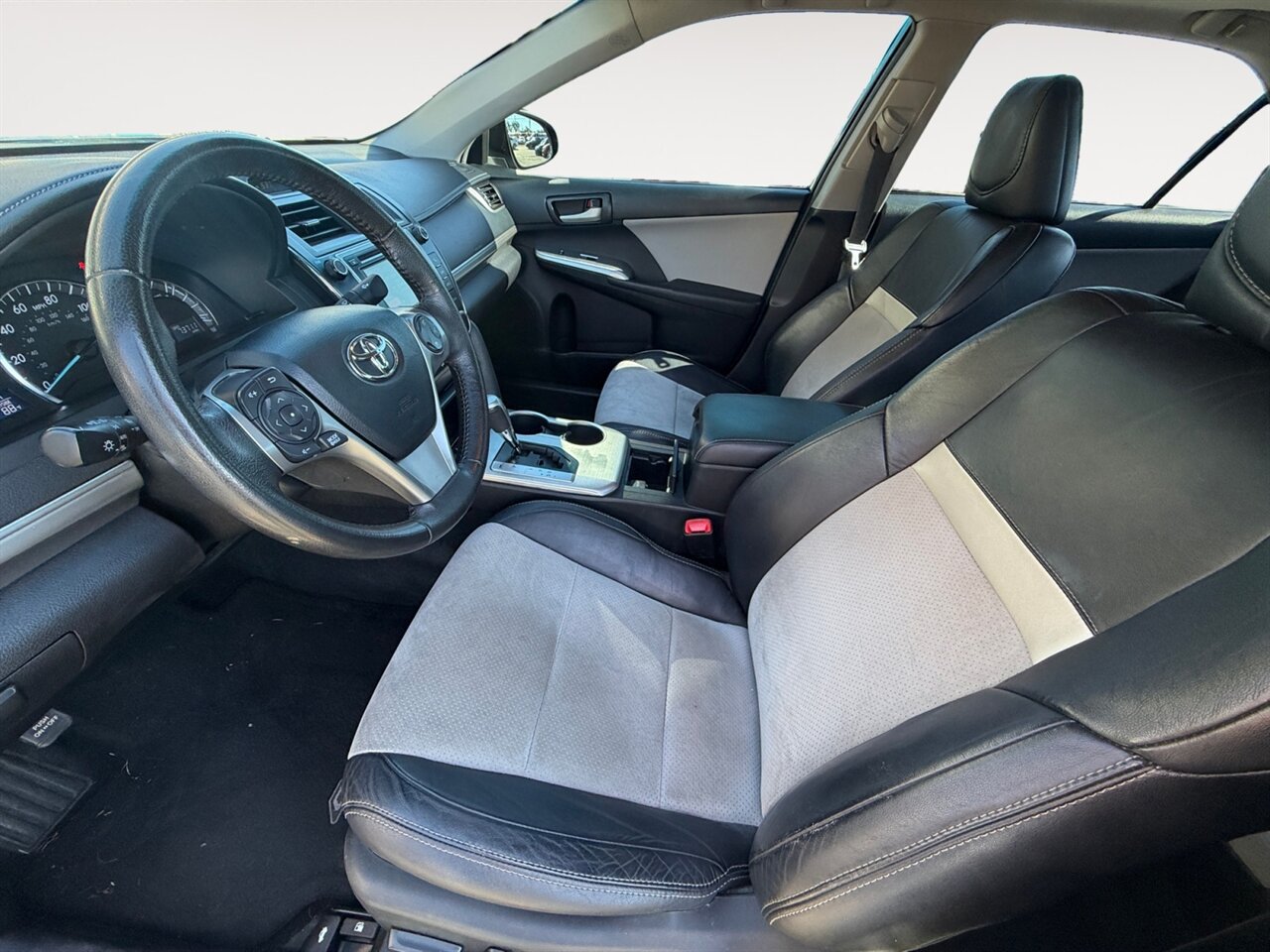 2012 Toyota Camry SE in Gray — thumbnail 10 of 23