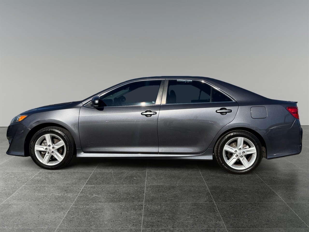 2012 Toyota Camry SE in Gray — photo 2 of 23