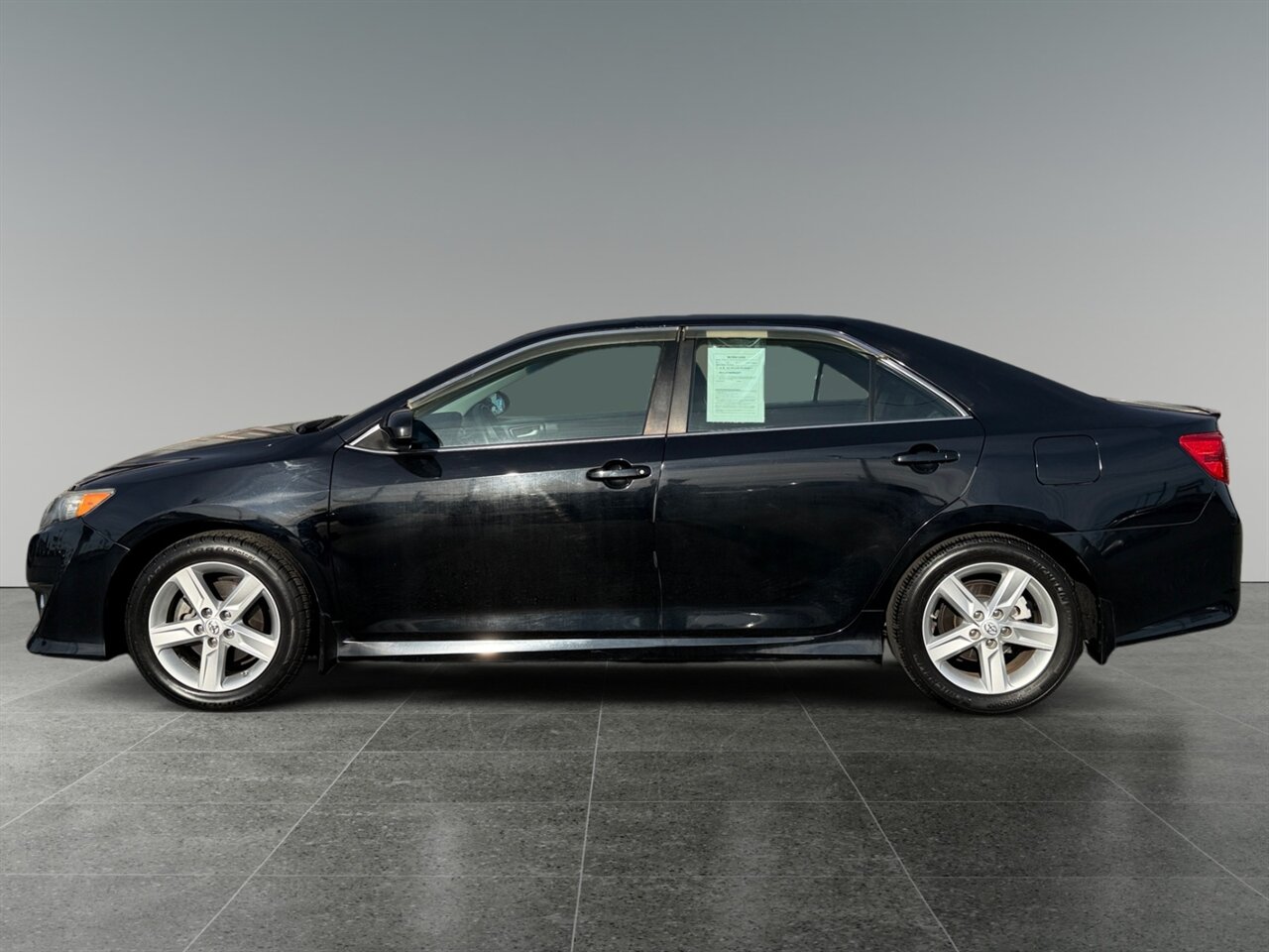 2013 Toyota Camry SE in Black — photo 2 of 23