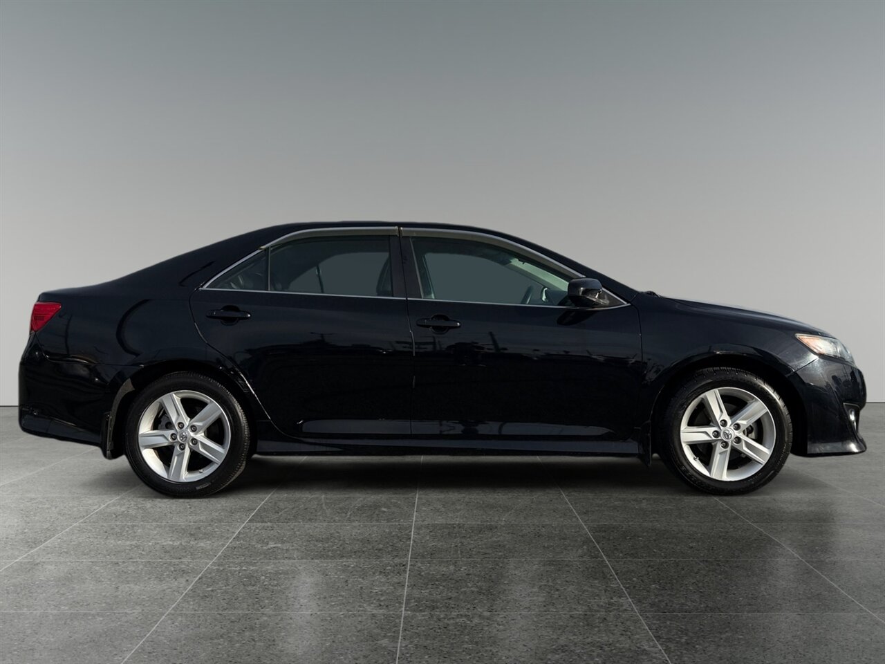 2013 Toyota Camry SE in Black — thumbnail 7 of 23
