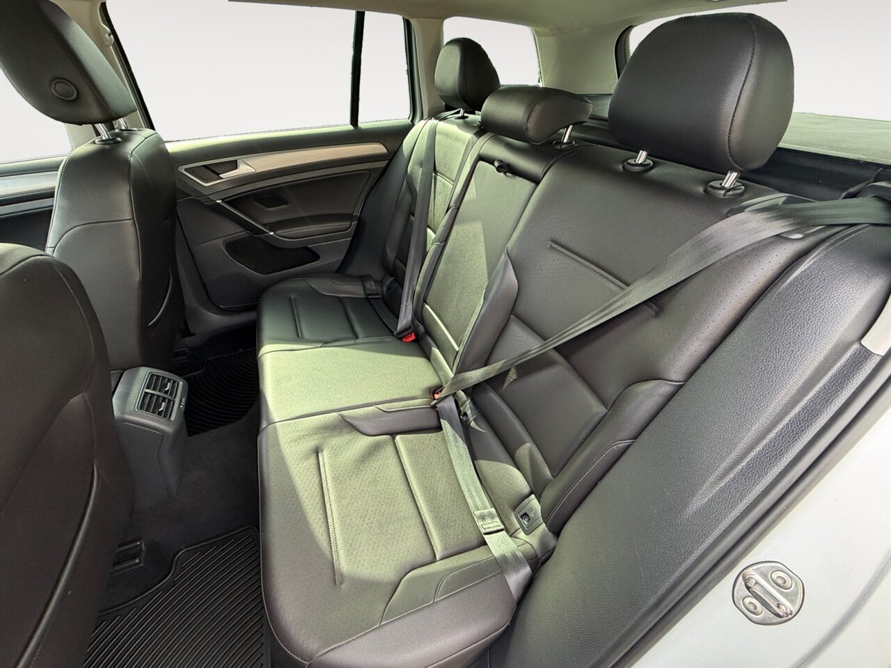 2016 Volkswagen Golf Sportwagen TSI Limited Edition in Silver — thumbnail 14 of 21