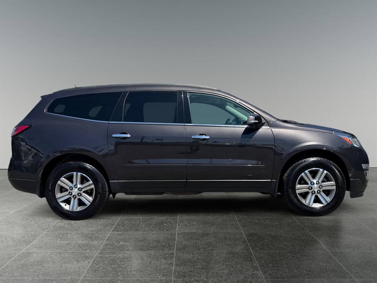 2017 Chevrolet Traverse 2LT in Gray — thumbnail 7 of 22