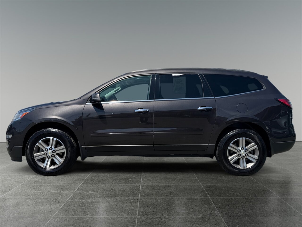 2017 Chevrolet Traverse 2LT in Gray — photo 2 of 22