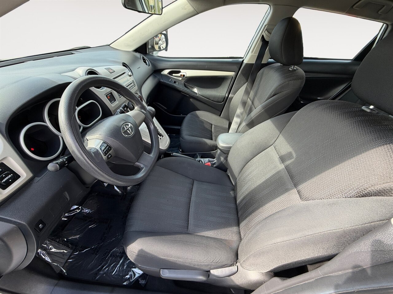 2012 Toyota Matrix L in White — thumbnail 10 of 21