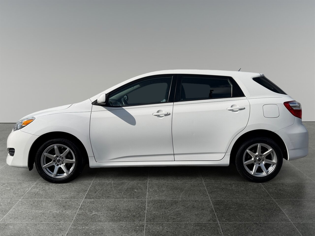 2012 Toyota Matrix L in White — photo 2 of 21