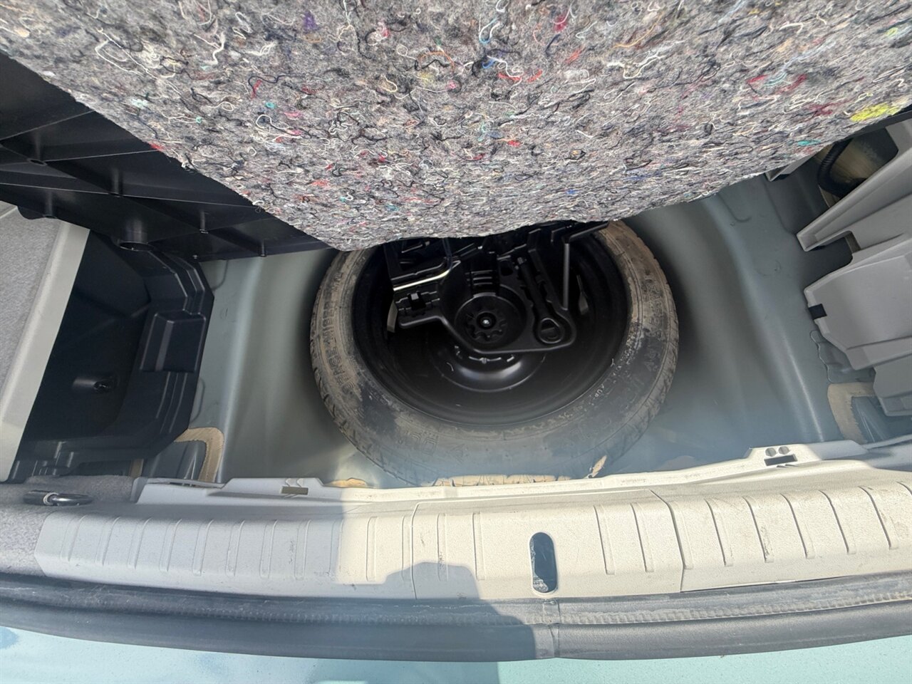 2015 Toyota Prius ZVW30L in Black — thumbnail 19 of 21