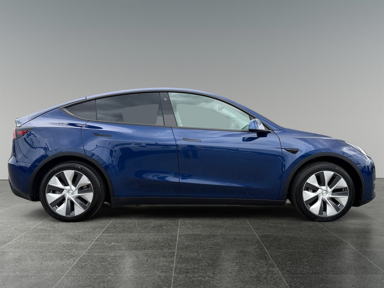 2021 Tesla Model Y Long Range in Blue — thumbnail 7 of 21