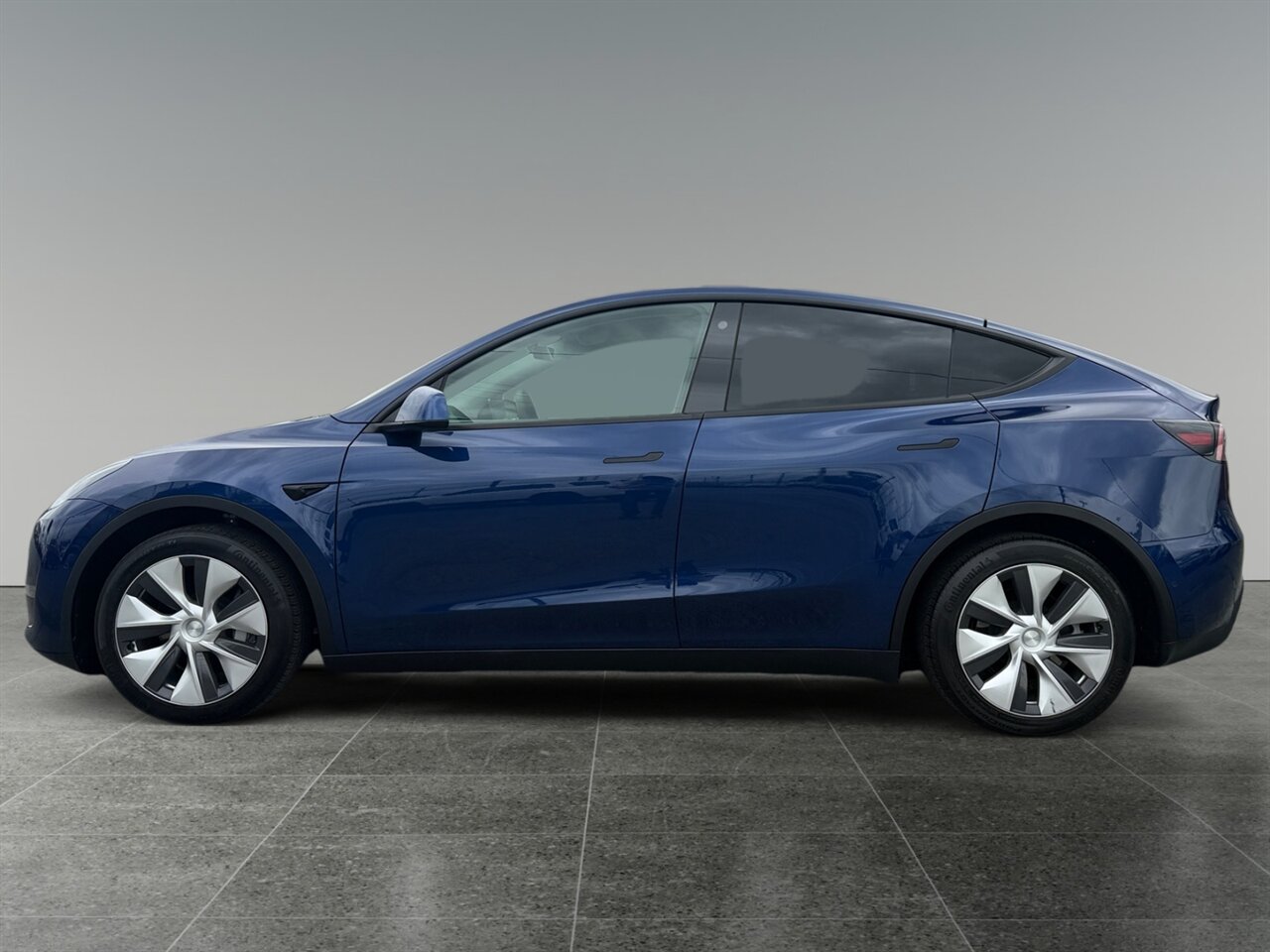 2021 Tesla Model Y Long Range in Blue — photo 2 of 21