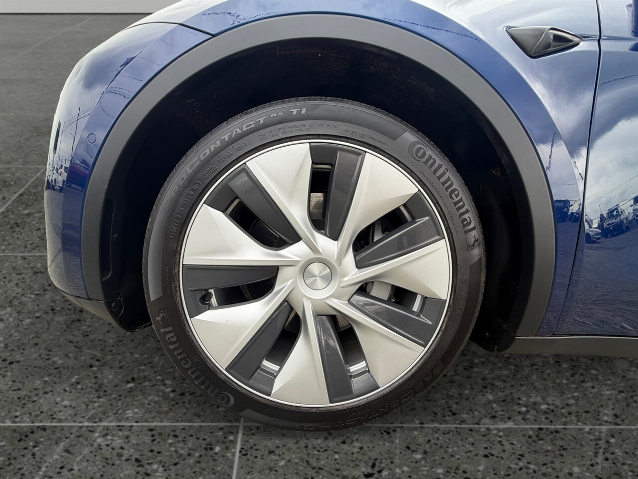 2021 Tesla Model Y Long Range in Blue — thumbnail 15 of 21