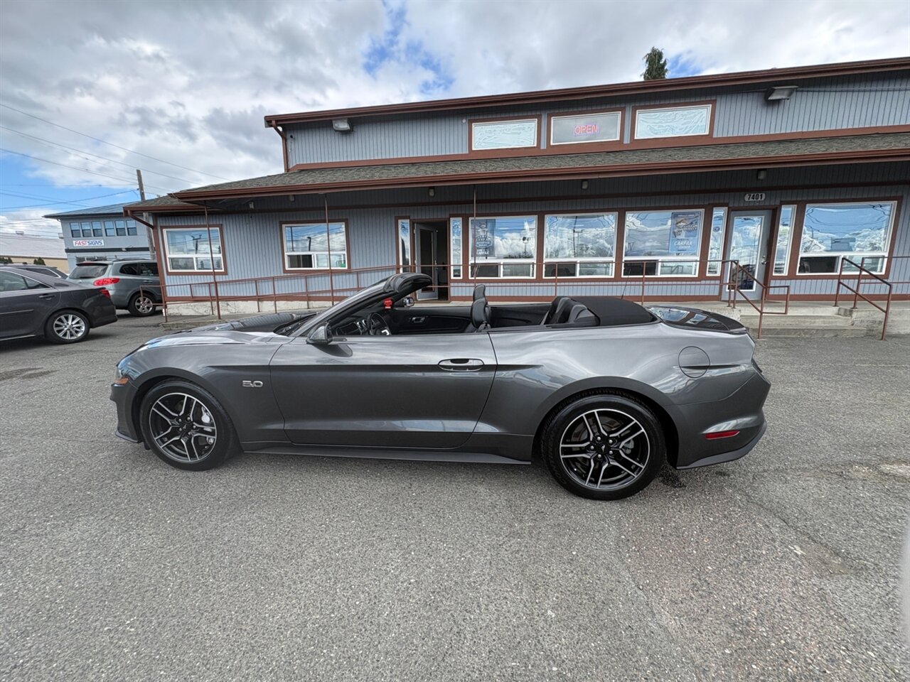 2019 Ford Mustang GT Premium in Gray — thumbnail 17 of 21