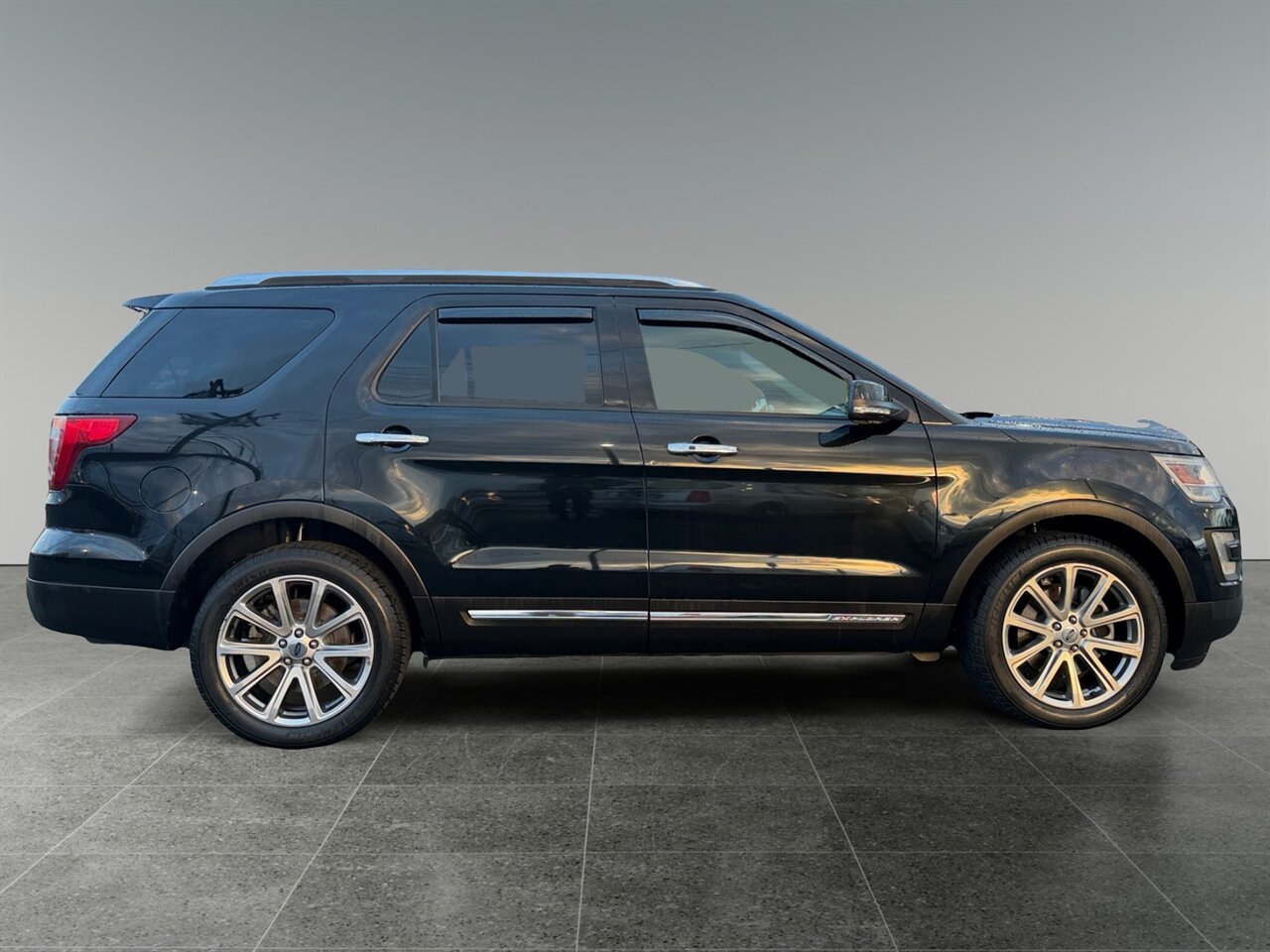 2017 Ford Explorer Limited in Black — thumbnail 7 of 23