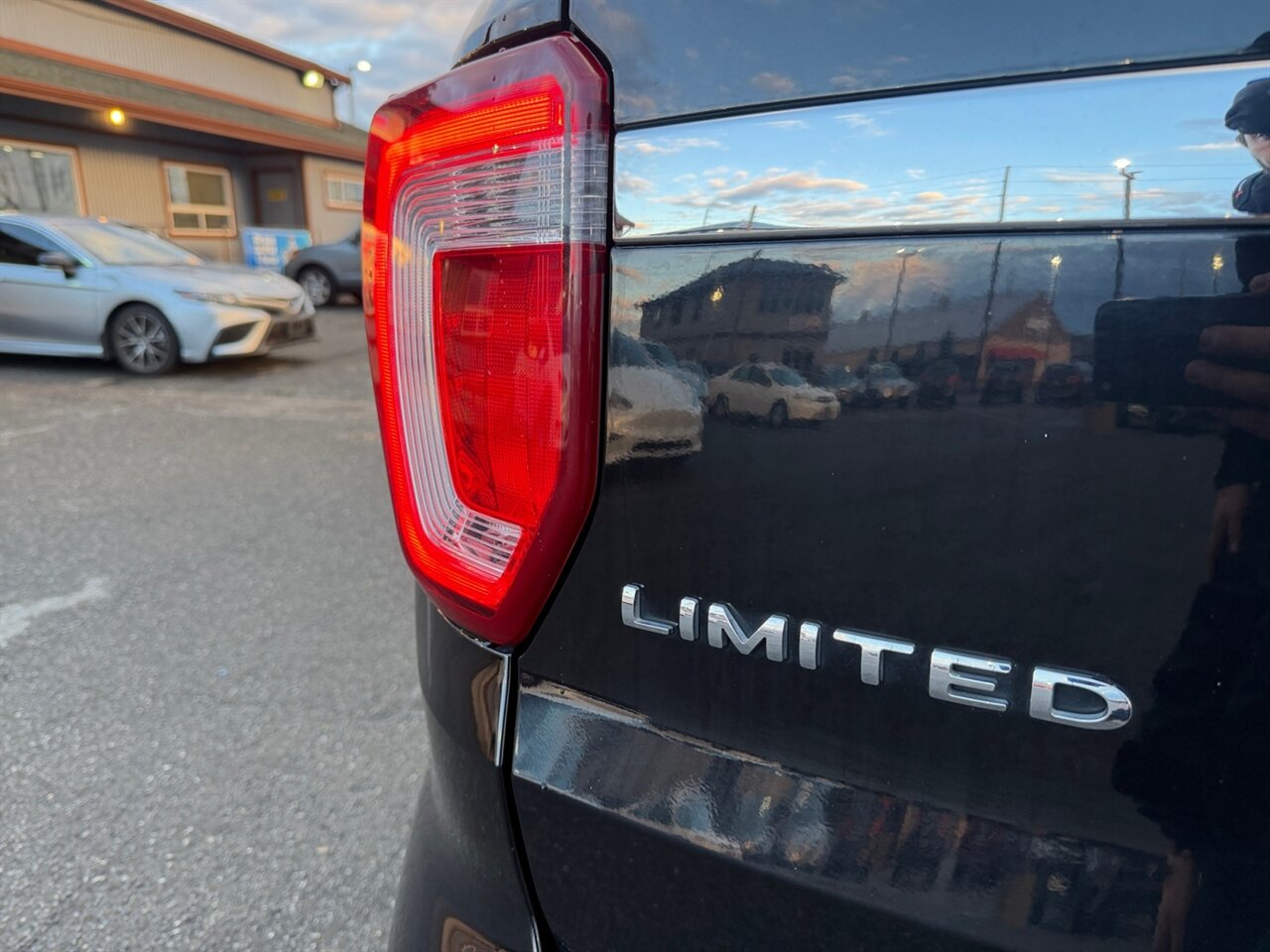 2017 Ford Explorer Limited in Black — thumbnail 19 of 23