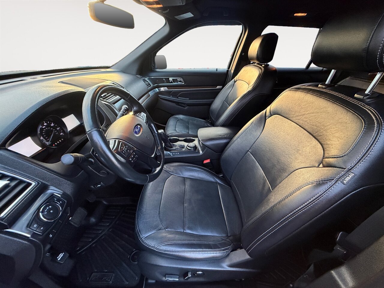 2017 Ford Explorer Limited in Black — thumbnail 10 of 23