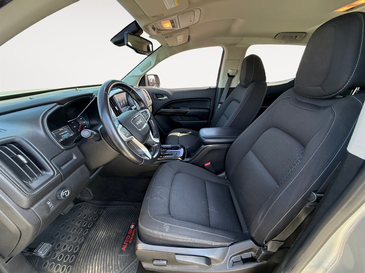 2017 GMC Canyon SLE in Silver — thumbnail 10 of 26