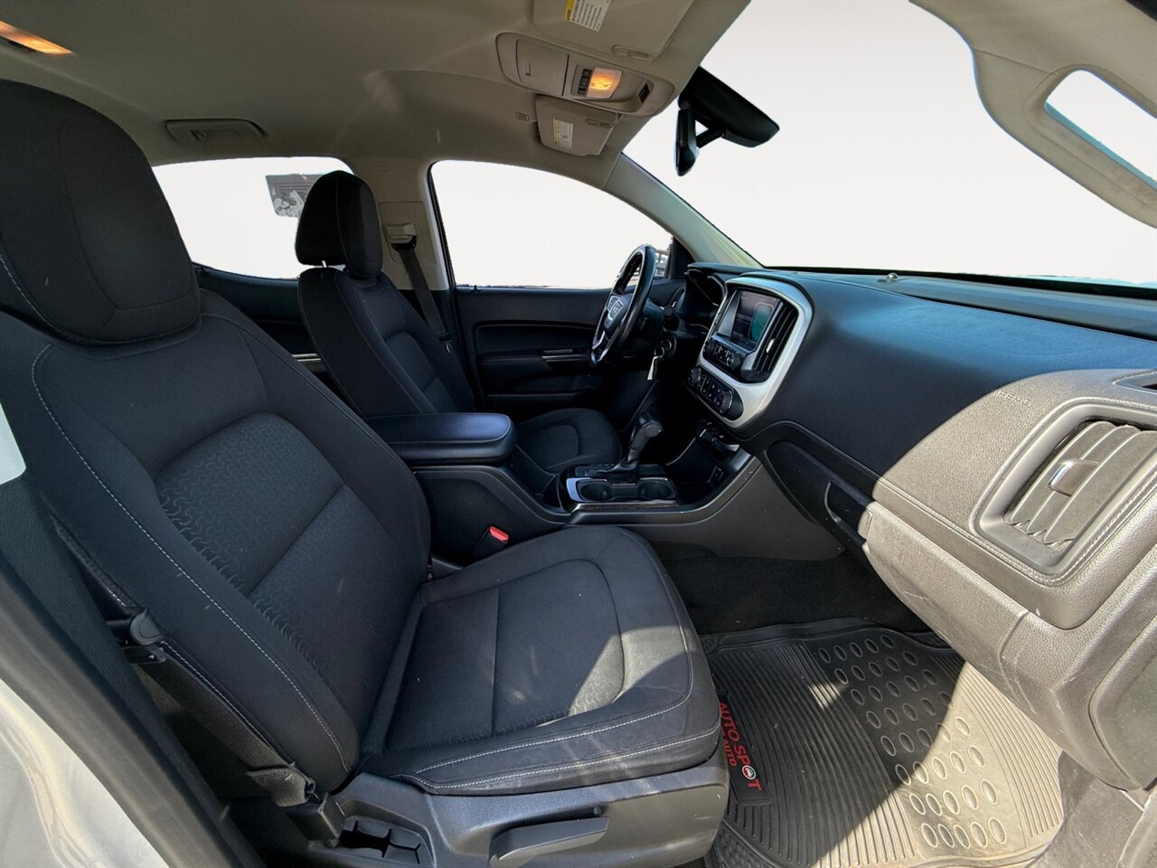 2017 GMC Canyon SLE in Silver — thumbnail 16 of 26