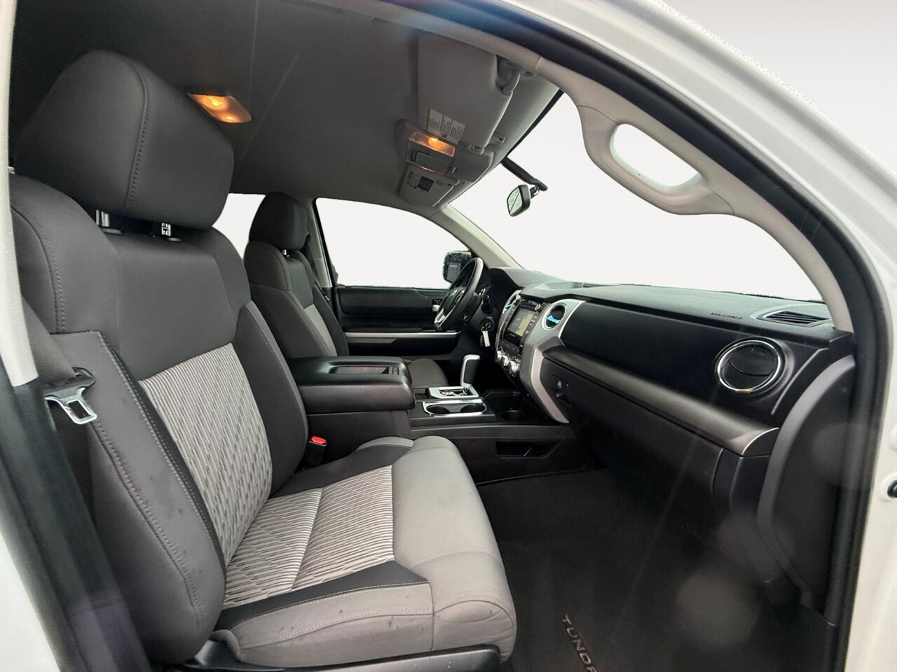 2016 Toyota Tundra SR5 in White — thumbnail 16 of 26