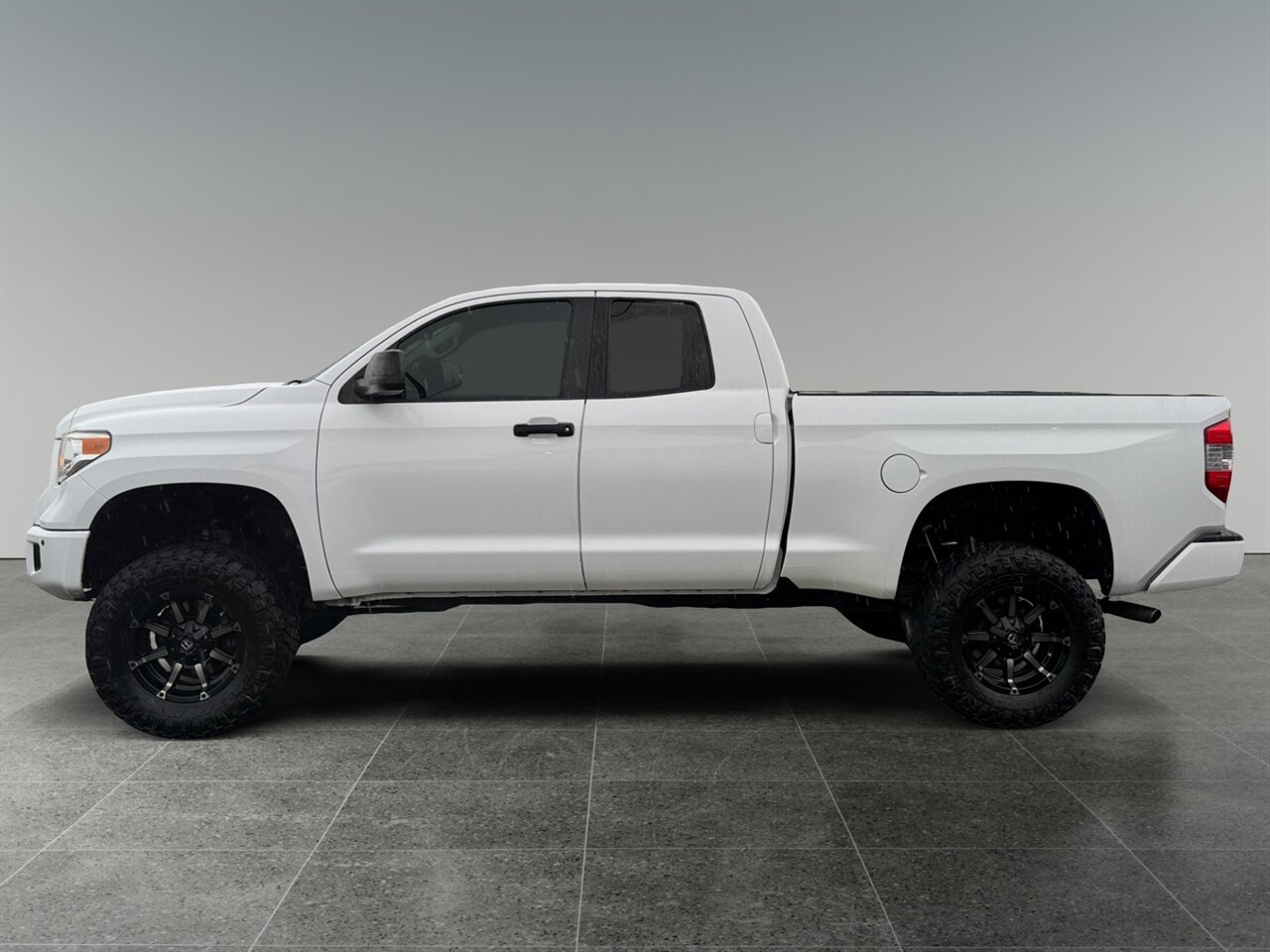 2016 Toyota Tundra SR5 in White — photo 2 of 26