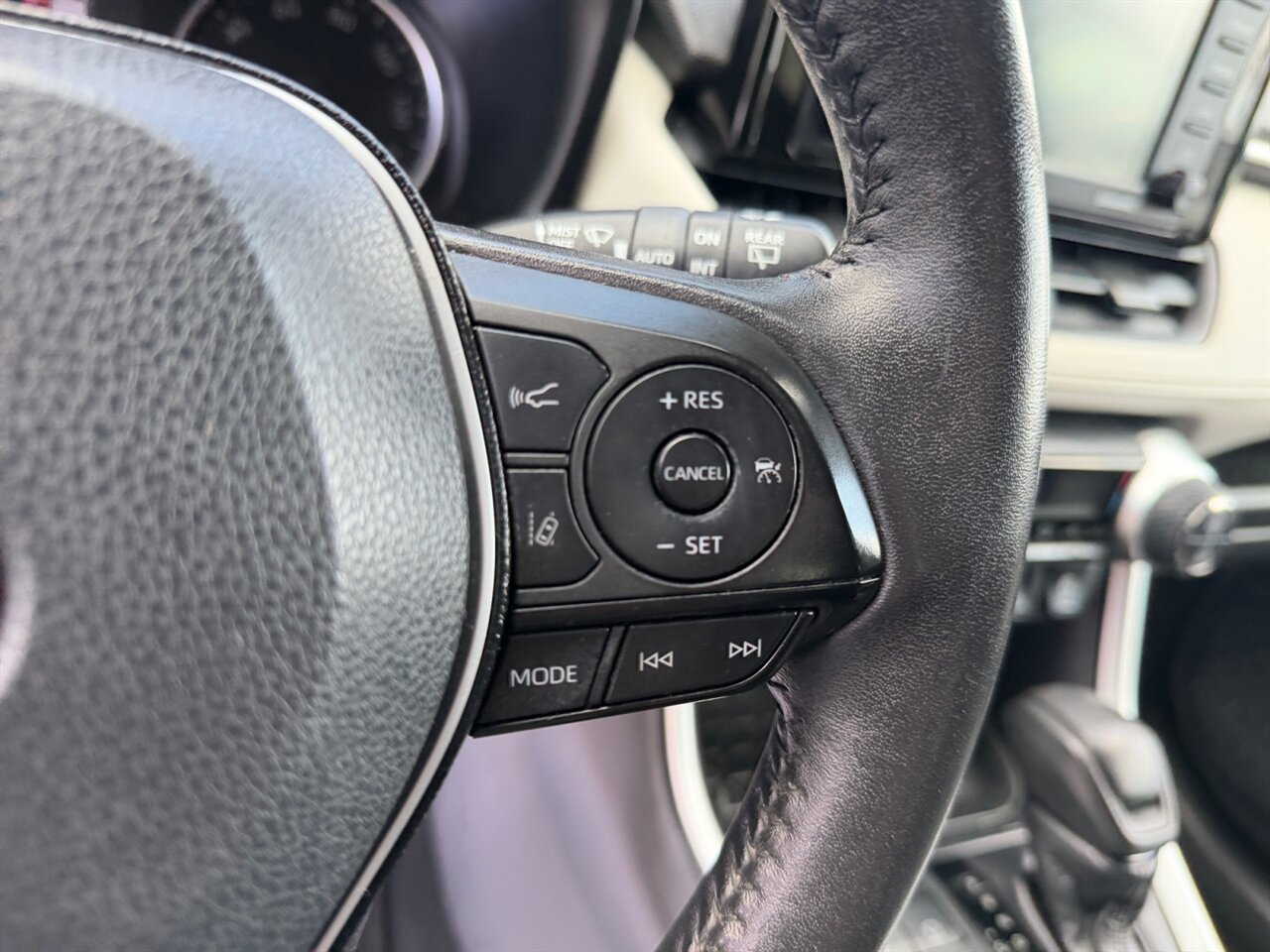 2020 Toyota RAV4 XLE in Black — thumbnail 22 of 27