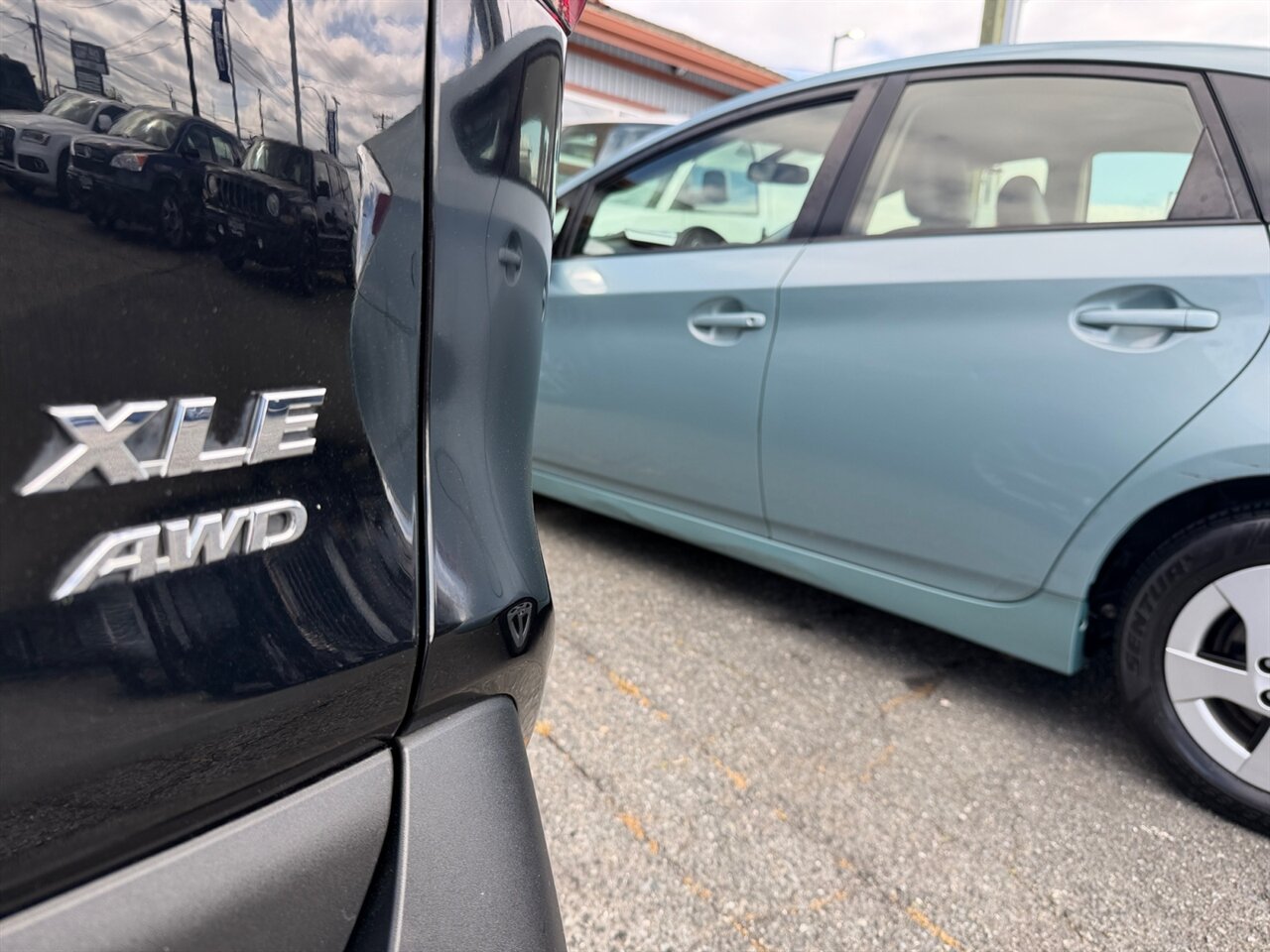 2020 Toyota RAV4 XLE in Black — thumbnail 18 of 27