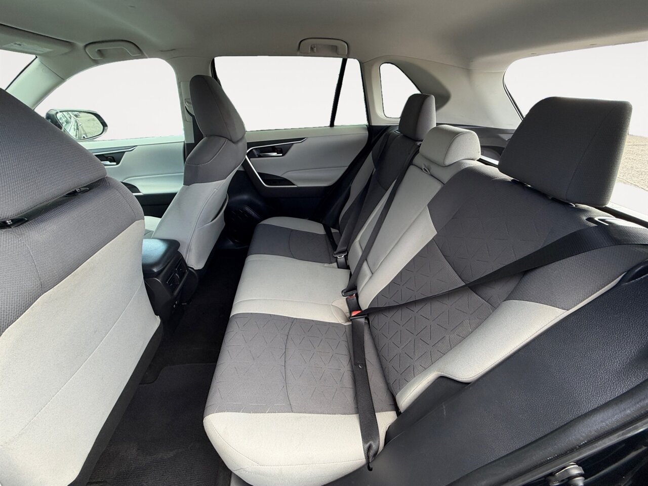 2020 Toyota RAV4 XLE in Black — thumbnail 14 of 27