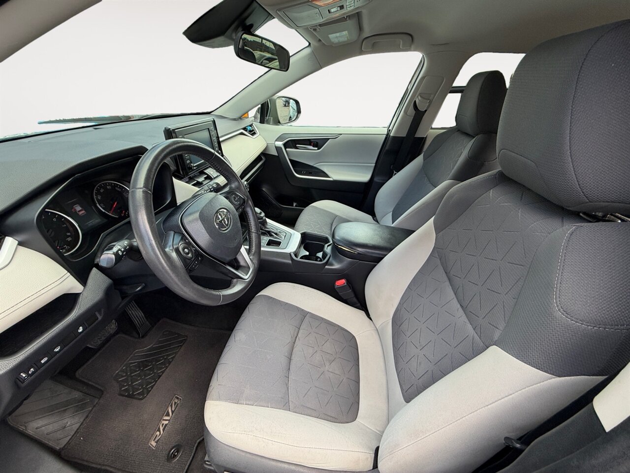 2020 Toyota RAV4 XLE in Black — thumbnail 10 of 27