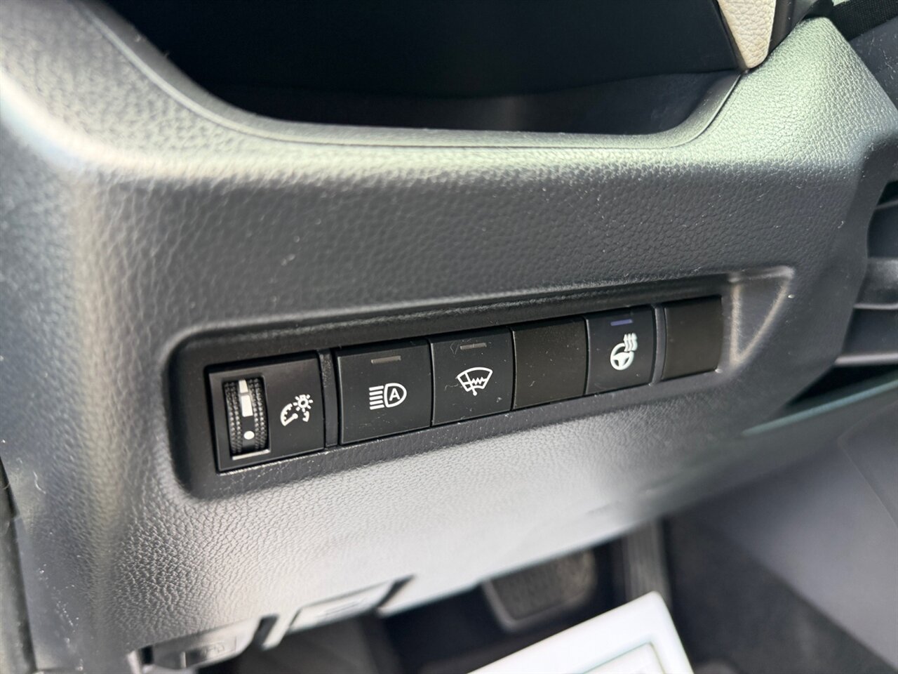 2020 Toyota RAV4 XLE in Black — thumbnail 19 of 27