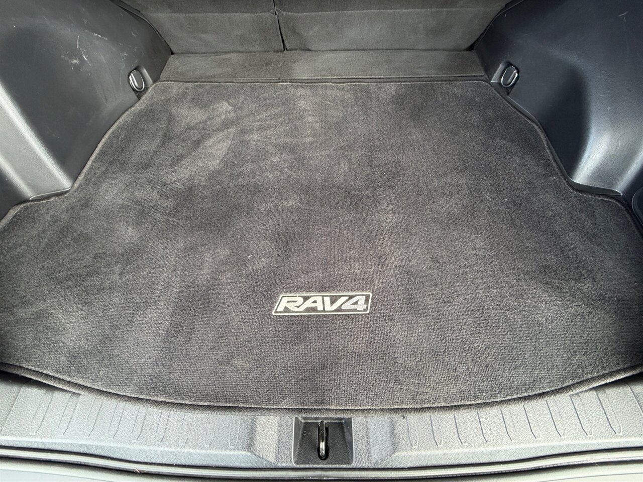 2020 Toyota RAV4 XLE in Black — thumbnail 17 of 27
