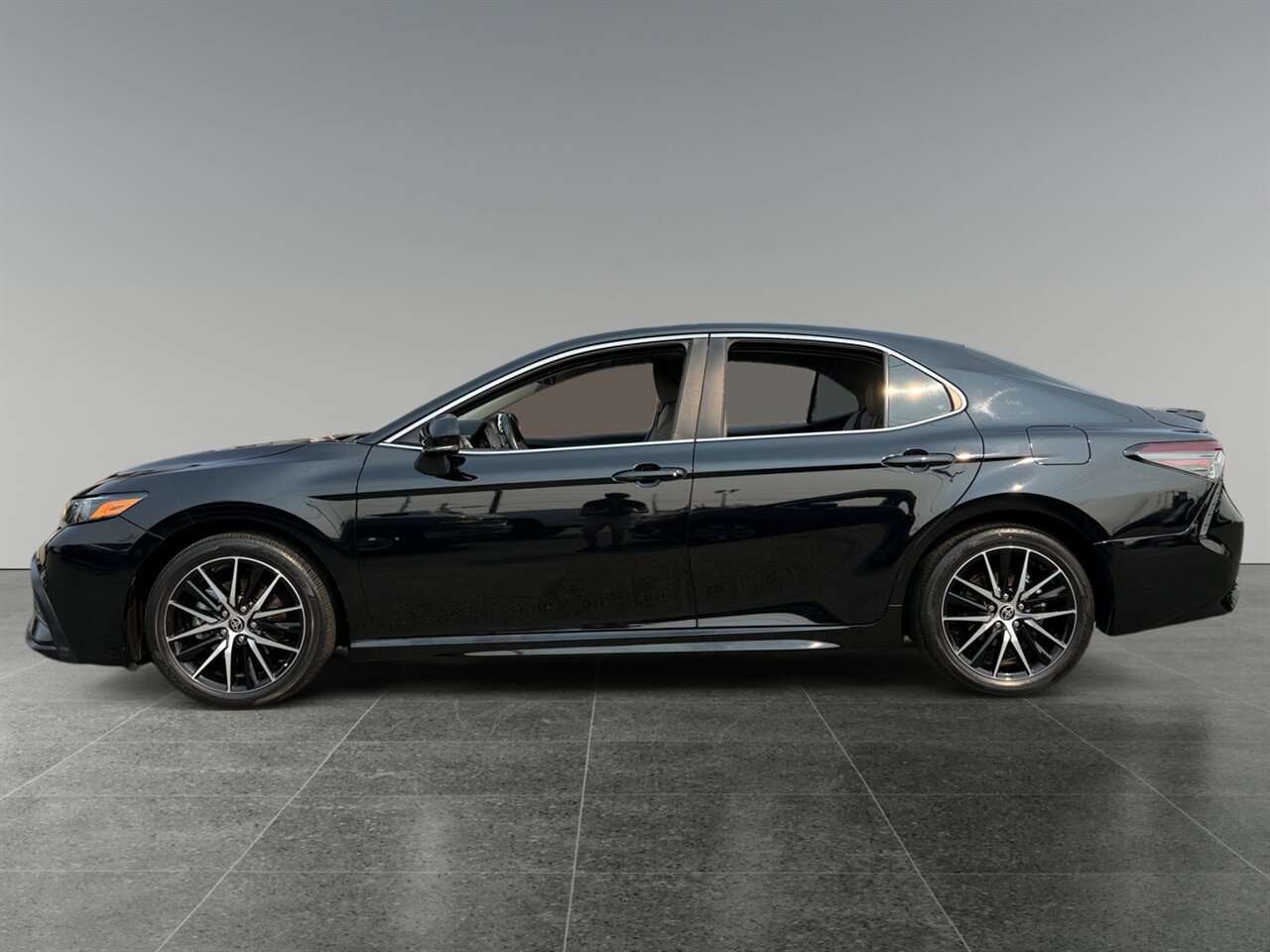 2023 Toyota Camry SE in Black — photo 2 of 25