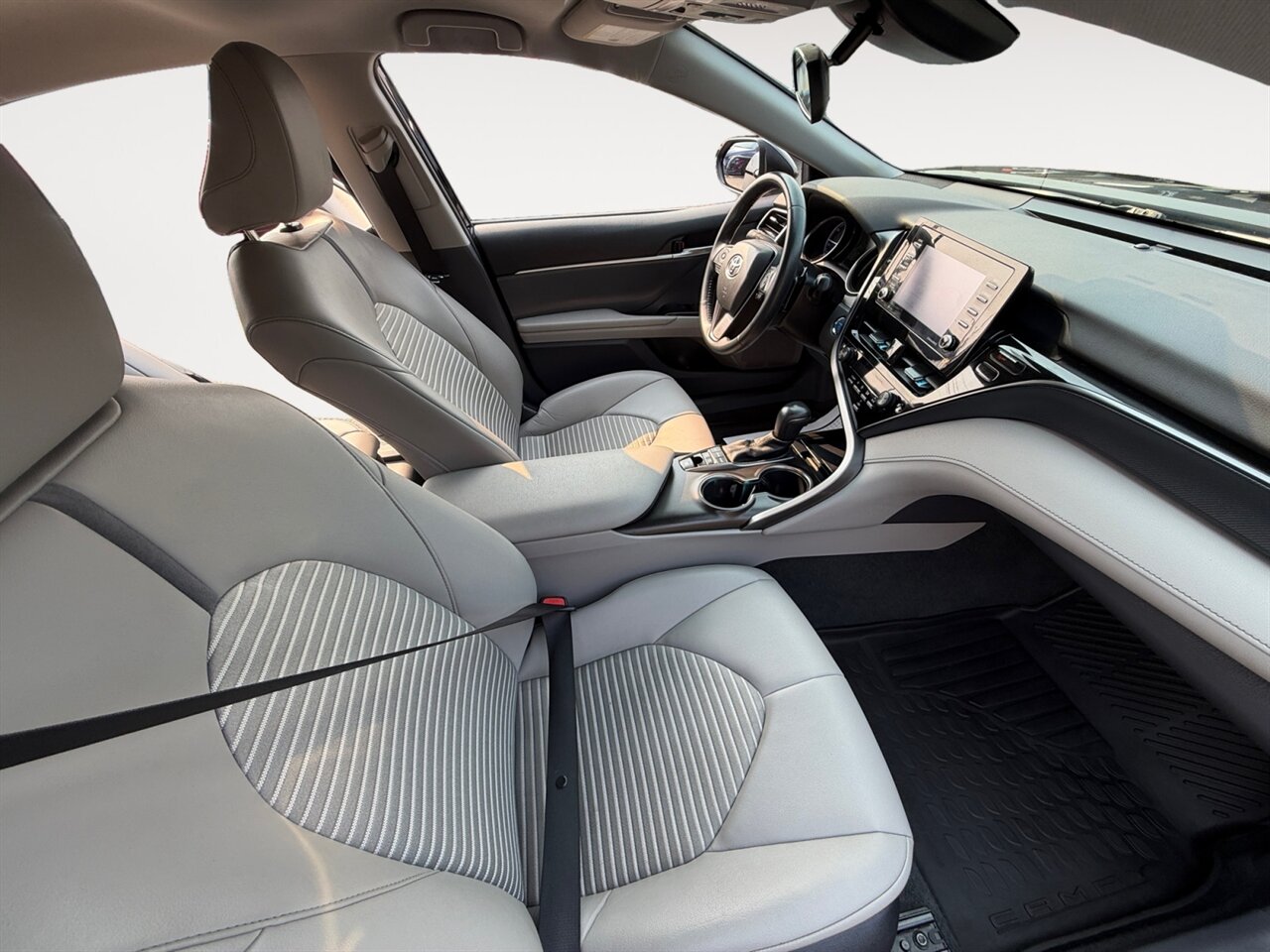 2023 Toyota Camry SE in Black — thumbnail 16 of 21
