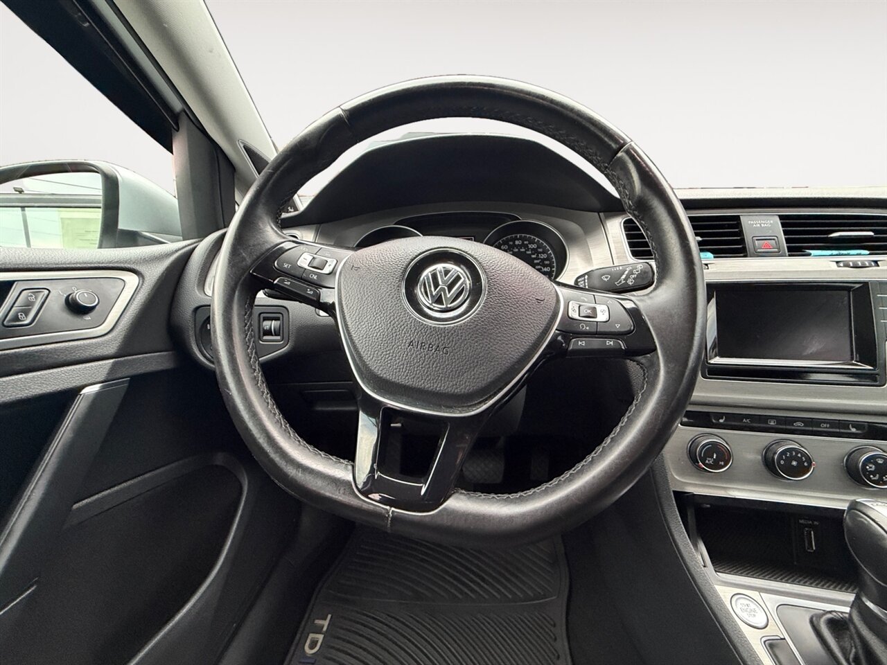2015 Volkswagen Golf Sportwagen TDI SE in Silver — thumbnail 13 of 22