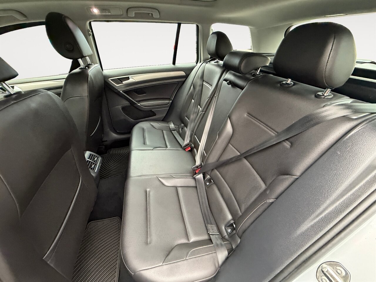 2015 Volkswagen Golf Sportwagen TDI SE in Silver — thumbnail 14 of 22