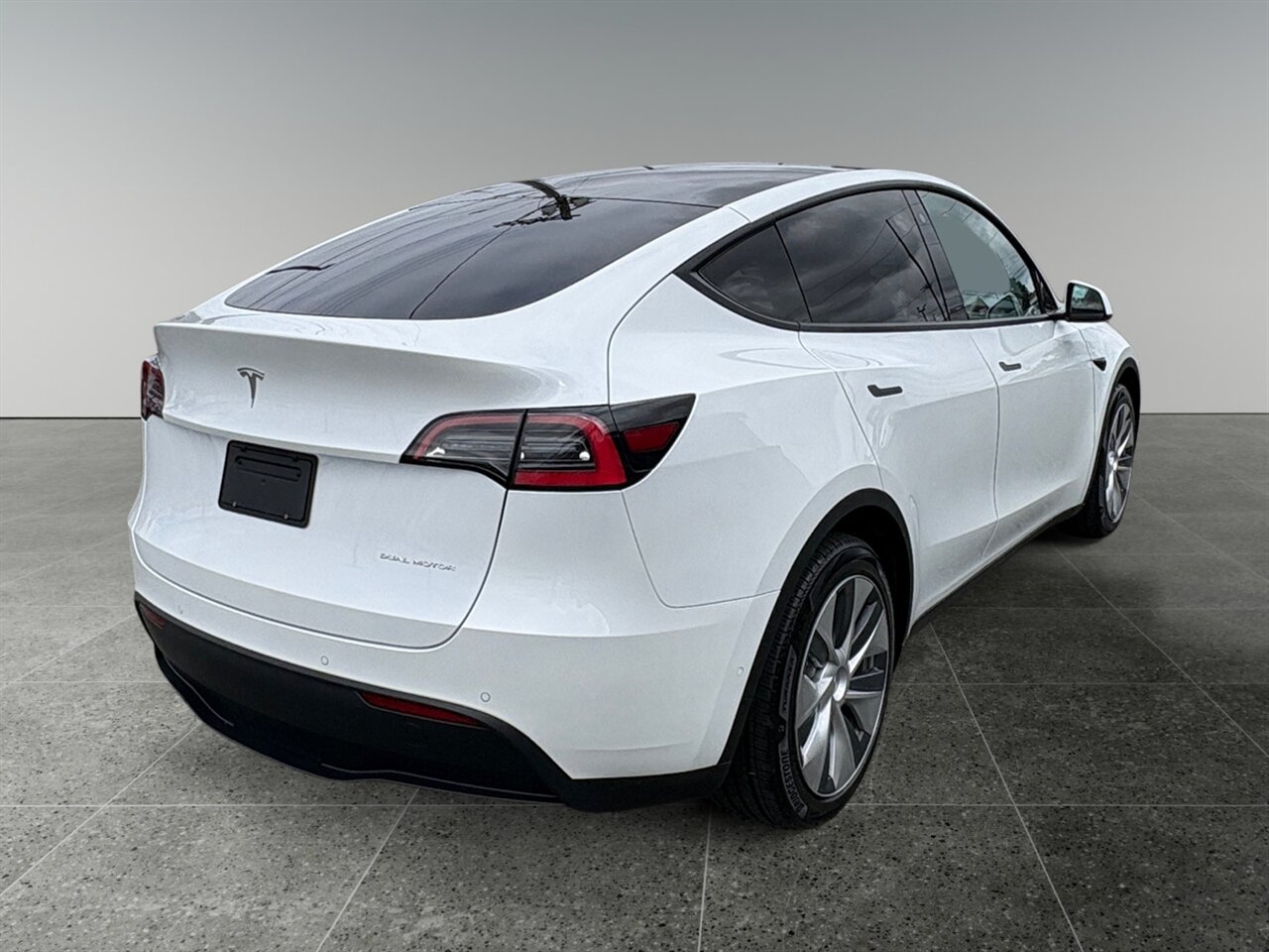 2020 Tesla Model Y Long Range in White — thumbnail 6 of 26