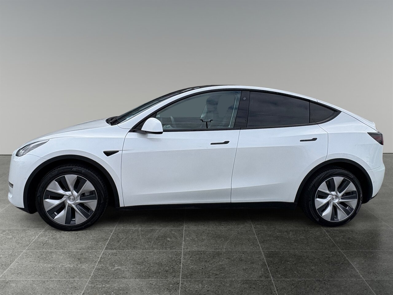 2020 Tesla Model Y Long Range in White — photo 2 of 26