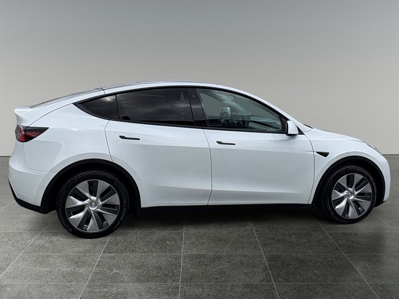 2020 Tesla Model Y Long Range in White — thumbnail 22 of 26