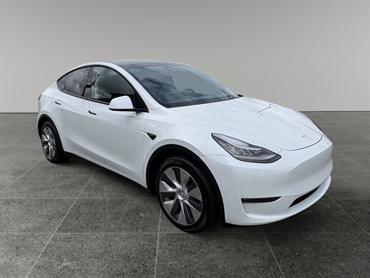 2020 Tesla Model Y Long Range in White — thumbnail 8 of 26
