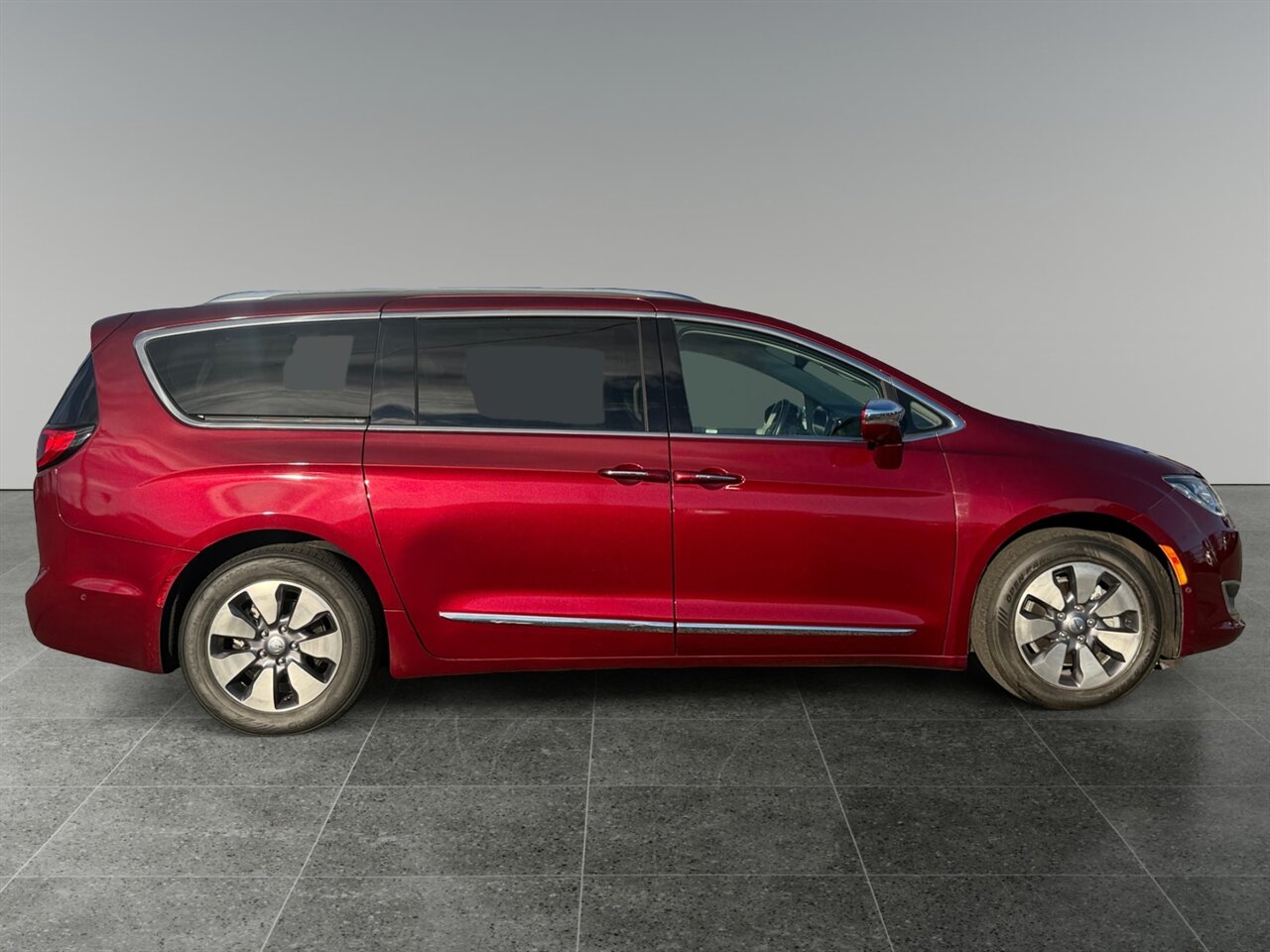 2018 Chrysler Pacifica Hybrid Limited in Red — thumbnail 7 of 23