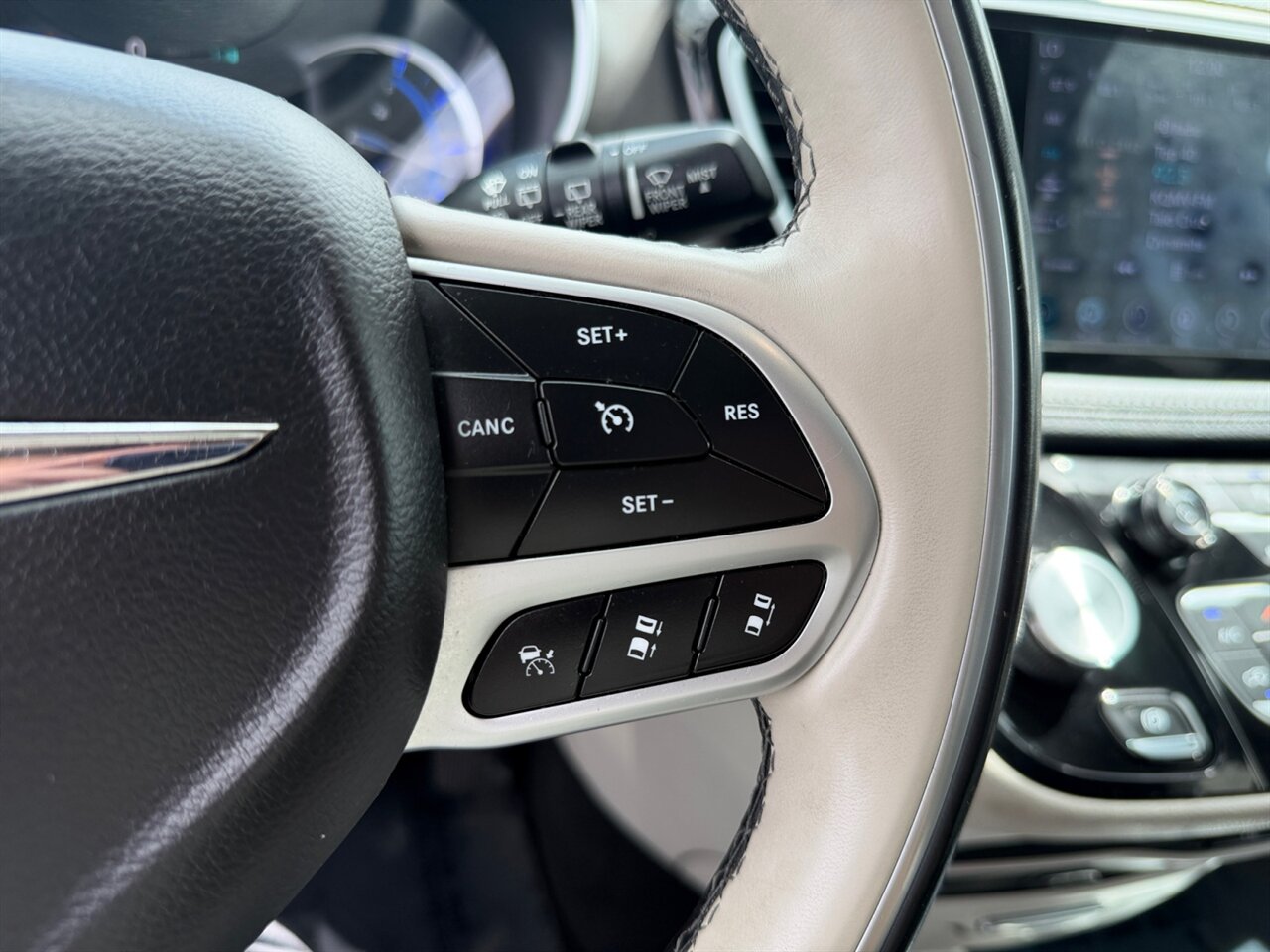 2018 Chrysler Pacifica Hybrid Limited in Red — thumbnail 23 of 23