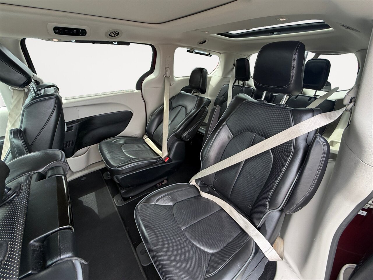 2018 Chrysler Pacifica Hybrid Limited in Red — thumbnail 14 of 23