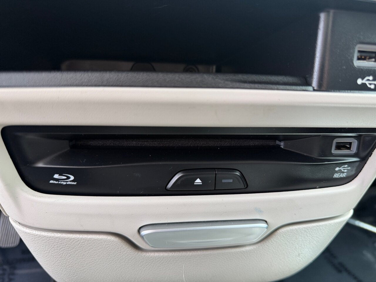 2018 Chrysler Pacifica Hybrid Limited in Red — thumbnail 22 of 23