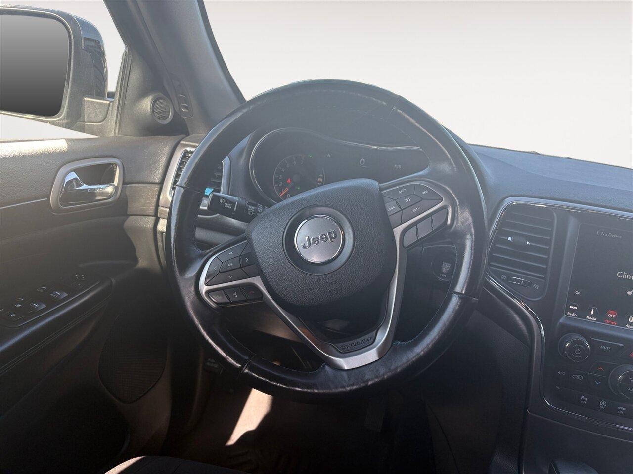 2018 Jeep Grand Cherokee Upland in Black — thumbnail 13 of 27