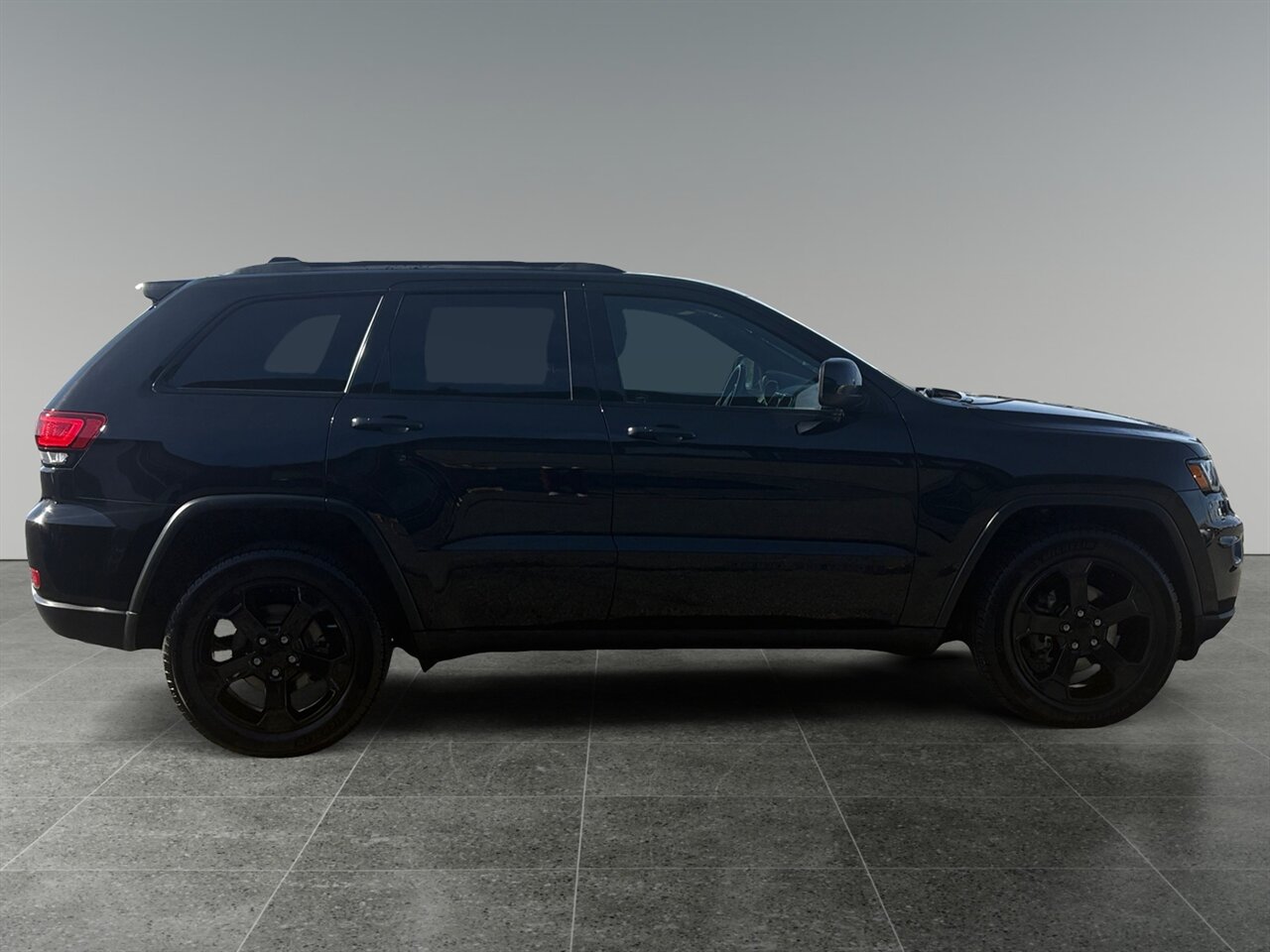 2018 Jeep Grand Cherokee Upland in Black — thumbnail 7 of 27
